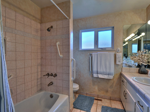 Santa Cruz Vacation Rental - 1600 West Cliff - Bathroom 1